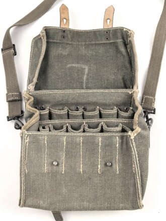 Tasche für Signalpatronen zur Leuchtpistole 42 der Wehrmacht. Ungetragenes Stück in sehr gutem Gesamtzustand,  Webleinen mit zugehörigem Trageriemen
