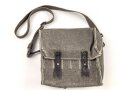Tasche für Signalpatronen zur Leuchtpistole 42 der Wehrmacht. Ungetragenes Stück in sehr gutem Gesamtzustand,  Webleinen mit zugehörigem Trageriemen