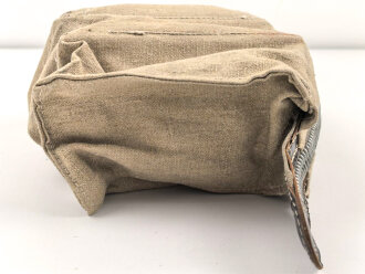 Luftwaffe, massive Leinentasche mit Unterteilungen . Wird so immer mal wieder als Tasche für Signalpatronen angeboten, meiner Meinung nach eher für Flak Kommunikationszubehör. Wie auch immer, ordentliches Stück in gutem Zustand