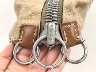 Luftwaffe, massive Leinentasche mit Unterteilungen . Wird so immer mal wieder als Tasche für Signalpatronen angeboten, meiner Meinung nach eher für Flak Kommunikationszubehör. Wie auch immer, ordentliches Stück in gutem Zustand