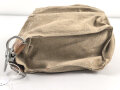 Luftwaffe, massive Leinentasche mit Unterteilungen . Wird so immer mal wieder als Tasche für Signalpatronen angeboten, meiner Meinung nach eher für Flak Kommunikationszubehör. Wie auch immer, ordentliches Stück in gutem Zustand