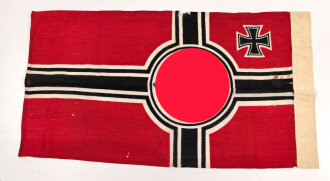 Reichskriegsflagge in ungewöhnlicher Ausführung, Maße etwa 49 x 92cm, der weisse Rand deutlich besser im Zustand als das Fahnentuch, daher gehe ich davon aus, des es neuzeitlich ergänzt ist-