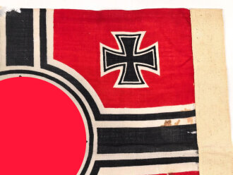 Reichskriegsflagge in ungewöhnlicher Ausführung, Maße etwa 49 x 92cm, der weisse Rand deutlich besser im Zustand als das Fahnentuch, daher gehe ich davon aus, des es neuzeitlich ergänzt ist-
