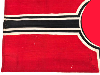 Reichskriegsflagge in ungewöhnlicher Ausführung, Maße etwa 49 x 92cm, der weisse Rand deutlich besser im Zustand als das Fahnentuch, daher gehe ich davon aus, des es neuzeitlich ergänzt ist-