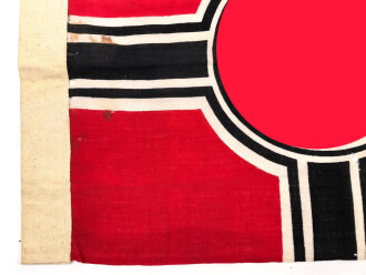 Reichskriegsflagge in ungewöhnlicher Ausführung, Maße etwa 49 x 92cm, der weisse Rand deutlich besser im Zustand als das Fahnentuch, daher gehe ich davon aus, des es neuzeitlich ergänzt ist-
