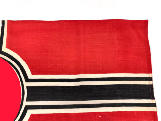 Reichskriegsflagge in ungewöhnlicher Ausführung, Maße etwa 49 x 92cm, der weisse Rand deutlich besser im Zustand als das Fahnentuch, daher gehe ich davon aus, des es neuzeitlich ergänzt ist-