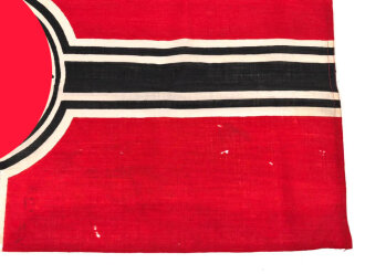 Reichskriegsflagge in ungewöhnlicher Ausführung, Maße etwa 49 x 92cm, der weisse Rand deutlich besser im Zustand als das Fahnentuch, daher gehe ich davon aus, des es neuzeitlich ergänzt ist-