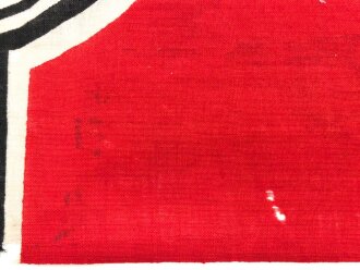 Reichskriegsflagge in ungewöhnlicher Ausführung, Maße etwa 49 x 92cm, der weisse Rand deutlich besser im Zustand als das Fahnentuch, daher gehe ich davon aus, des es neuzeitlich ergänzt ist-
