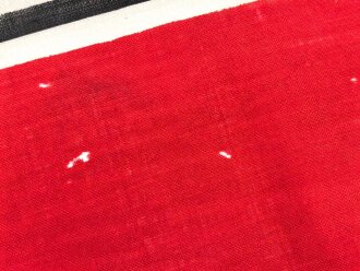 Reichskriegsflagge in ungewöhnlicher Ausführung, Maße etwa 49 x 92cm, der weisse Rand deutlich besser im Zustand als das Fahnentuch, daher gehe ich davon aus, des es neuzeitlich ergänzt ist-