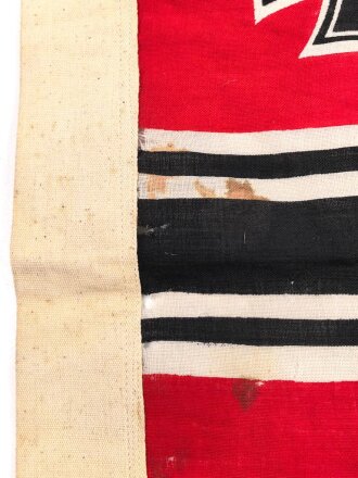 Reichskriegsflagge in ungewöhnlicher Ausführung, Maße etwa 49 x 92cm, der weisse Rand deutlich besser im Zustand als das Fahnentuch, daher gehe ich davon aus, des es neuzeitlich ergänzt ist-
