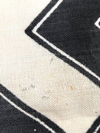 Reichskriegsflagge in ungewöhnlicher Ausführung, Maße etwa 49 x 92cm, der weisse Rand deutlich besser im Zustand als das Fahnentuch, daher gehe ich davon aus, des es neuzeitlich ergänzt ist-