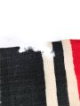 Reichskriegsflagge in ungewöhnlicher Ausführung, Maße etwa 49 x 92cm, der weisse Rand deutlich besser im Zustand als das Fahnentuch, daher gehe ich davon aus, des es neuzeitlich ergänzt ist-