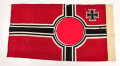 Reichskriegsflagge in ungewöhnlicher Ausführung, Maße etwa 49 x 92cm, der weisse Rand deutlich besser im Zustand als das Fahnentuch, daher gehe ich davon aus, des es neuzeitlich ergänzt ist-