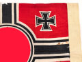 Reichskriegsflagge in ungewöhnlicher Ausführung, Maße etwa 49 x 92cm, der weisse Rand deutlich besser im Zustand als das Fahnentuch, daher gehe ich davon aus, des es neuzeitlich ergänzt ist-