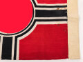 Reichskriegsflagge in ungewöhnlicher Ausführung, Maße etwa 49 x 92cm, der weisse Rand deutlich besser im Zustand als das Fahnentuch, daher gehe ich davon aus, des es neuzeitlich ergänzt ist-
