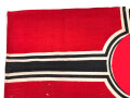 Reichskriegsflagge in ungewöhnlicher Ausführung, Maße etwa 49 x 92cm, der weisse Rand deutlich besser im Zustand als das Fahnentuch, daher gehe ich davon aus, des es neuzeitlich ergänzt ist-
