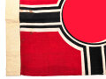 Reichskriegsflagge in ungewöhnlicher Ausführung, Maße etwa 49 x 92cm, der weisse Rand deutlich besser im Zustand als das Fahnentuch, daher gehe ich davon aus, des es neuzeitlich ergänzt ist-