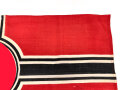 Reichskriegsflagge in ungewöhnlicher Ausführung, Maße etwa 49 x 92cm, der weisse Rand deutlich besser im Zustand als das Fahnentuch, daher gehe ich davon aus, des es neuzeitlich ergänzt ist-