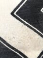 Reichskriegsflagge in ungewöhnlicher Ausführung, Maße etwa 49 x 92cm, der weisse Rand deutlich besser im Zustand als das Fahnentuch, daher gehe ich davon aus, des es neuzeitlich ergänzt ist-