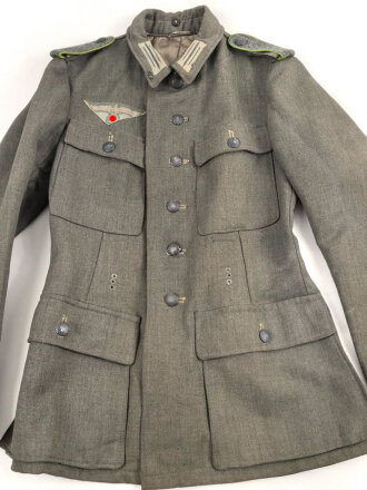 Heer, Feldbluse Modell 1943 für einen Panzergrenadier. Fertigung aus italienischem Tuch , Kammerstück von 1944, die Effekten original vernäht