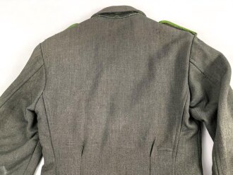Heer, Feldbluse Modell 1943 für einen Panzergrenadier. Fertigung aus italienischem Tuch , Kammerstück von 1944, die Effekten original vernäht