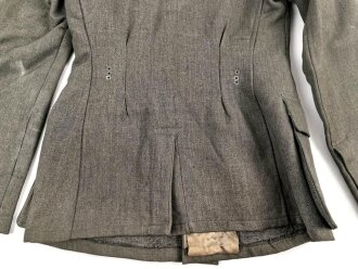 Heer, Feldbluse Modell 1943 für einen Panzergrenadier. Fertigung aus italienischem Tuch , Kammerstück von 1944, die Effekten original vernäht