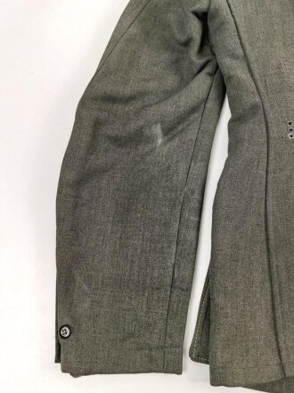 Heer, Feldbluse Modell 1943 für einen Panzergrenadier. Fertigung aus italienischem Tuch , Kammerstück von 1944, die Effekten original vernäht