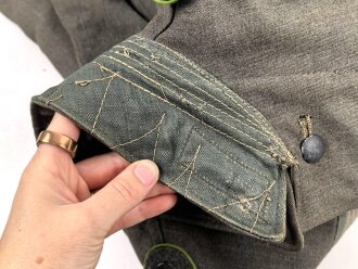 Heer, Feldbluse Modell 1943 für einen Panzergrenadier. Fertigung aus italienischem Tuch , Kammerstück von 1944, die Effekten original vernäht