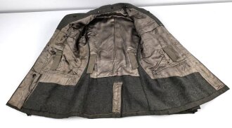 Heer, Feldbluse Modell 1943 für einen Panzergrenadier. Fertigung aus italienischem Tuch , Kammerstück von 1944, die Effekten original vernäht