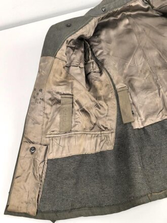 Heer, Feldbluse Modell 1943 für einen Panzergrenadier. Fertigung aus italienischem Tuch , Kammerstück von 1944, die Effekten original vernäht