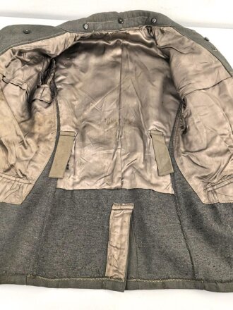 Heer, Feldbluse Modell 1943 für einen Panzergrenadier. Fertigung aus italienischem Tuch , Kammerstück von 1944, die Effekten original vernäht