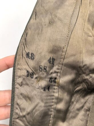 Heer, Feldbluse Modell 1943 für einen Panzergrenadier. Fertigung aus italienischem Tuch , Kammerstück von 1944, die Effekten original vernäht