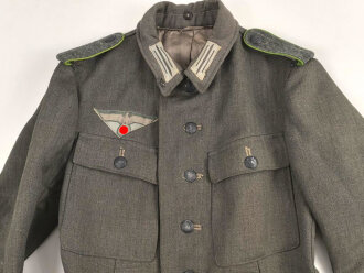Heer, Feldbluse Modell 1943 für einen Panzergrenadier. Fertigung aus italienischem Tuch , Kammerstück von 1944, die Effekten original vernäht