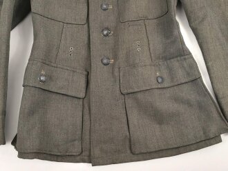 Heer, Feldbluse Modell 1943 für einen Panzergrenadier. Fertigung aus italienischem Tuch , Kammerstück von 1944, die Effekten original vernäht