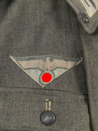 Heer, Feldbluse Modell 1943 für einen Panzergrenadier. Fertigung aus italienischem Tuch , Kammerstück von 1944, die Effekten original vernäht