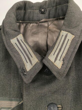 Heer, Feldbluse Modell 1943 für einen Panzergrenadier. Fertigung aus italienischem Tuch , Kammerstück von 1944, die Effekten original vernäht