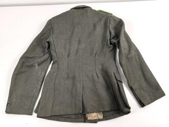 Heer, Feldbluse Modell 1943 für einen Panzergrenadier. Fertigung aus italienischem Tuch , Kammerstück von 1944, die Effekten original vernäht