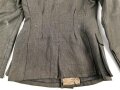 Heer, Feldbluse Modell 1943 für einen Panzergrenadier. Fertigung aus italienischem Tuch , Kammerstück von 1944, die Effekten original vernäht