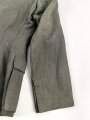 Heer, Feldbluse Modell 1943 für einen Panzergrenadier. Fertigung aus italienischem Tuch , Kammerstück von 1944, die Effekten original vernäht