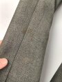 Heer, Feldbluse Modell 1943 für einen Panzergrenadier. Fertigung aus italienischem Tuch , Kammerstück von 1944, die Effekten original vernäht