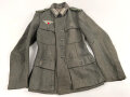 Heer, Feldbluse Modell 1943 für einen Panzergrenadier. Fertigung aus italienischem Tuch , Kammerstück von 1944, die Effekten original vernäht