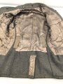 Heer, Feldbluse Modell 1943 für einen Panzergrenadier. Fertigung aus italienischem Tuch , Kammerstück von 1944, die Effekten original vernäht