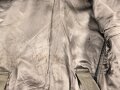 Heer, Feldbluse Modell 1943 für einen Panzergrenadier. Fertigung aus italienischem Tuch , Kammerstück von 1944, die Effekten original vernäht