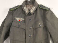 Heer, Feldbluse Modell 1943 für einen Panzergrenadier. Fertigung aus italienischem Tuch , Kammerstück von 1944, die Effekten original vernäht