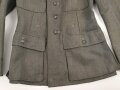 Heer, Feldbluse Modell 1943 für einen Panzergrenadier. Fertigung aus italienischem Tuch , Kammerstück von 1944, die Effekten original vernäht