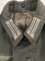 Heer, Feldbluse Modell 1943 für einen Panzergrenadier. Fertigung aus italienischem Tuch , Kammerstück von 1944, die Effekten original vernäht