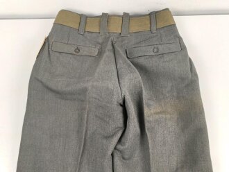 Heer,  Feldhose Modell 1944 für Mannschaften. Ungetragenes Kammerstück mit Papieretikett