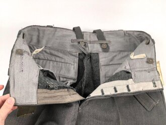 Heer,  Feldhose Modell 1944 für Mannschaften. Ungetragenes Kammerstück mit Papieretikett