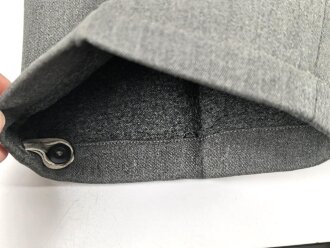 Heer,  Feldhose Modell 1944 für Mannschaften. Ungetragenes Kammerstück mit Papieretikett
