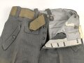 Heer,  Feldhose Modell 1944 für Mannschaften. Ungetragenes Kammerstück mit Papieretikett